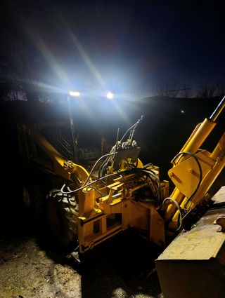 Minicargadora compacta amarilla