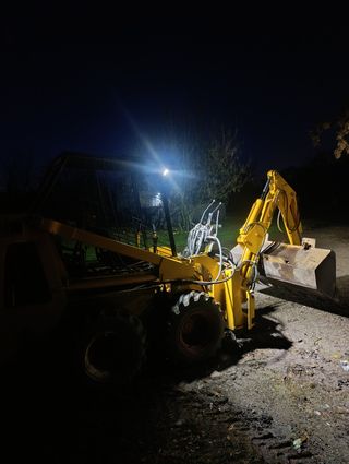 Minicargadora compacta amarilla