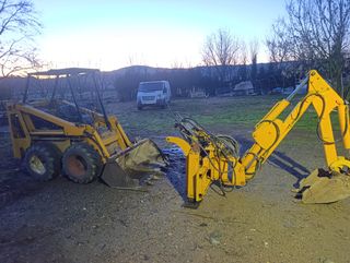 Minicargadora compacta amarilla