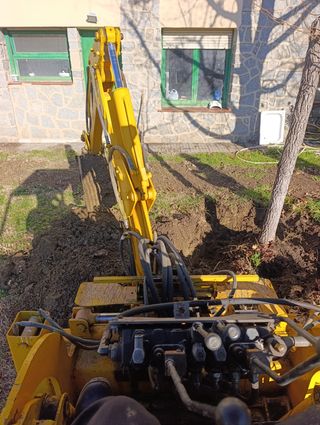 Minicargadora compacta amarilla