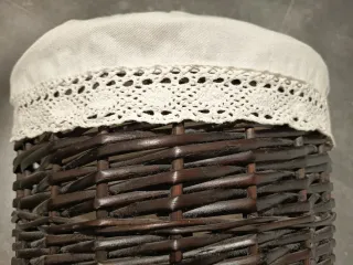 Cesto ropa de mimbre.