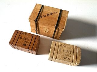 Lote de tres cajas o cargas de madera para trenes