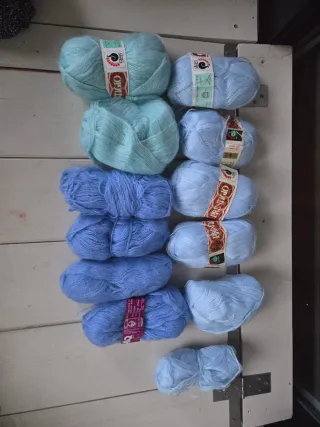 12 ovillos lana azul claro