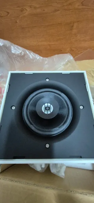 Altavoces empotrables Linn Diskreet