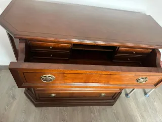 Cómoda de madera con 4 cajones