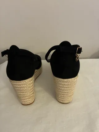 Sandalias cuña negras con esparto