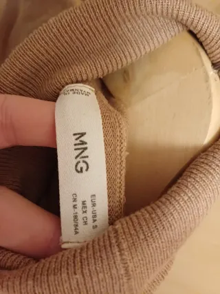 Camiseta Mango cuello alto beige fina