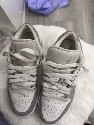 Jordan 1 Low Grises y Blancas