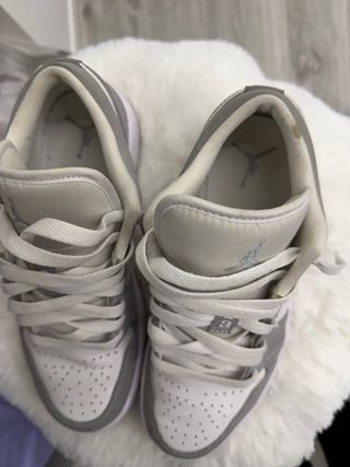Jordan 1 Low Grises y Blancas