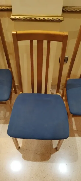 Tres sillas de comedor madera y tela