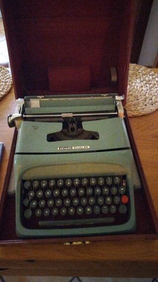 Máquina de escribir Olivetti Studio 44
