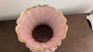 Jarrón Vintage Rosa con Borde Dorado