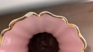 Jarrón Vintage Rosa con Borde Dorado