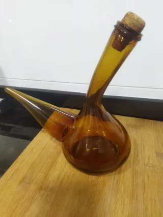 Porrón de vino tradicional vintage color ámbar