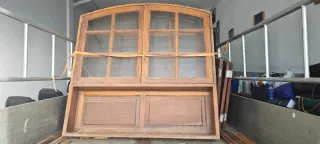 Ventanas de madera con persianas y rejas