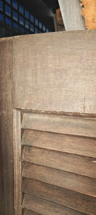 Ventanas de madera con persianas y rejas