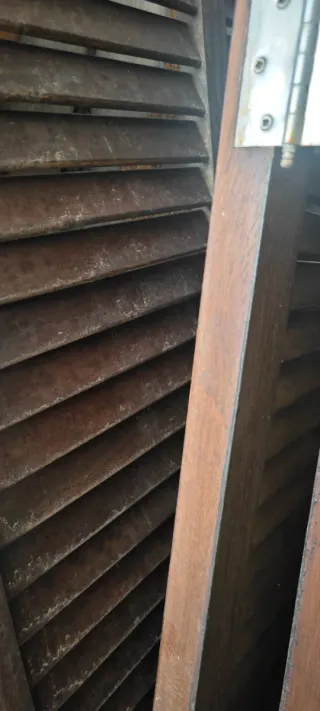 Ventanas de madera con persianas y rejas