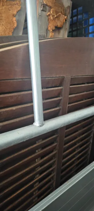 Ventanas de madera con persianas y rejas