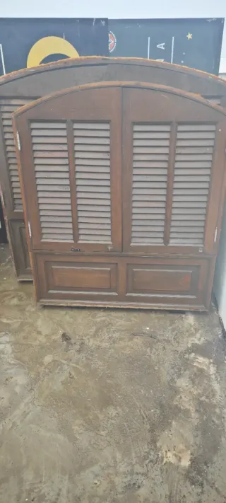 Ventanas de madera con persianas y rejas