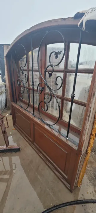 Ventanas de madera con persianas y rejas