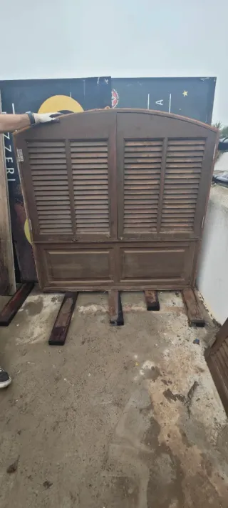 Ventanas de madera con persianas y rejas