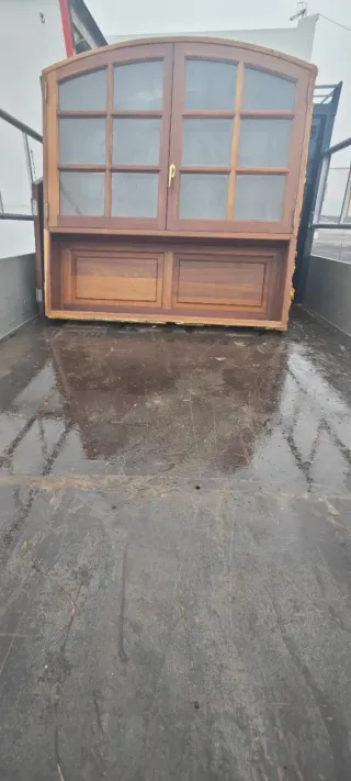 Ventanas de madera con persianas y rejas