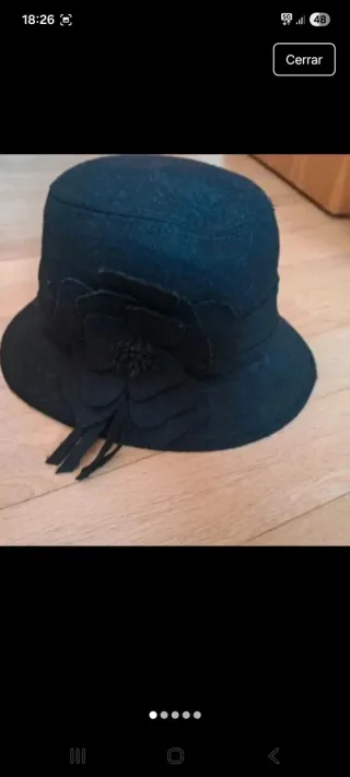 Sombrero negro de fieltro con flor