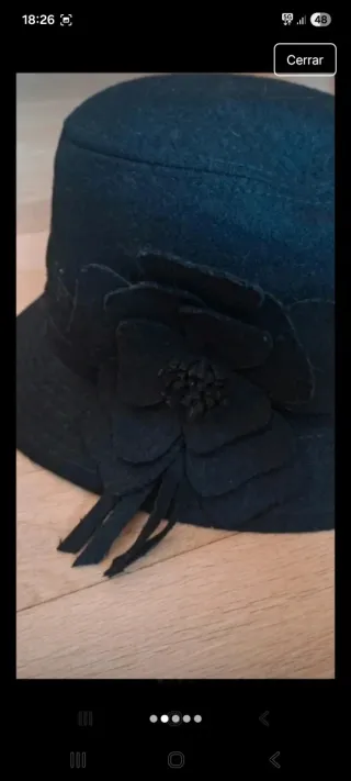 Sombrero negro de fieltro con flor