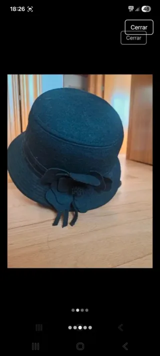 Sombrero negro de fieltro con flor