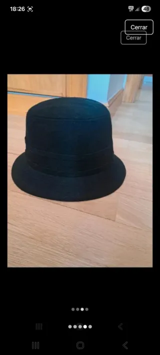 Sombrero negro de fieltro con flor