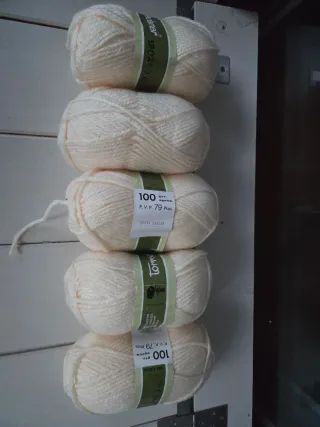 Ovillos de lana gruesa color blanco