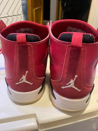Zapatillas Air Jordan Rojas y Negras