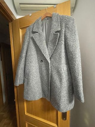 Abrigo gris de mujer