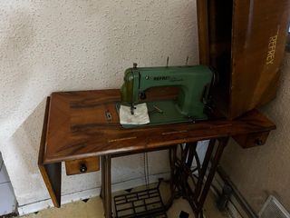 Máquina de coser antigua Refrey