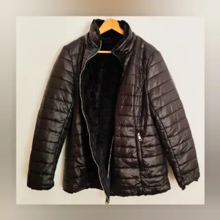 Chaqueta acolchada negra con forro