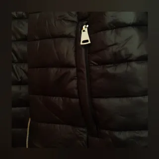 Chaqueta acolchada negra con forro