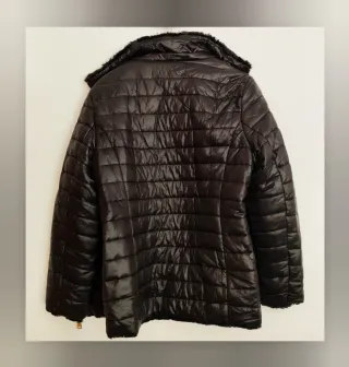 Chaqueta acolchada negra con forro