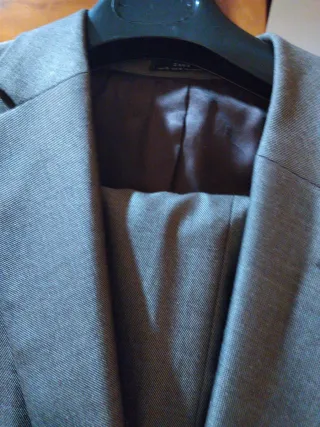 Traje chaqueta y pantalón gris
