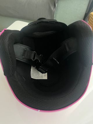 Casco de esquí infantil rosa con copos de nieve