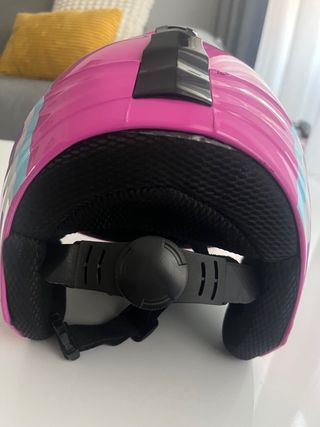Casco de esquí infantil rosa con copos de nieve