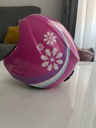 Casco de esquí infantil rosa con copos de nieve