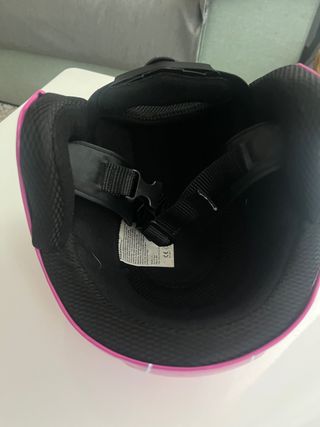 Casco de esquí infantil rosa con copos de nieve