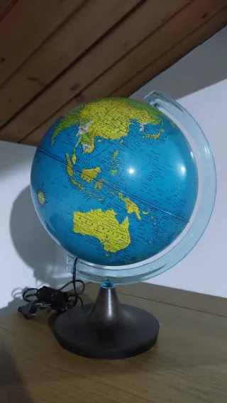 Globo terráqueo iluminado