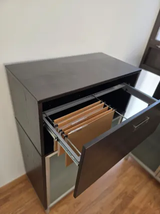 Mesa de oficina con cajonera y archivadores