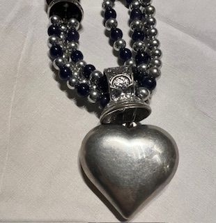 Collana in metallo con cuore argentato
