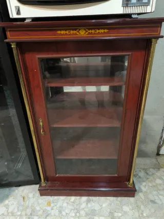 Vitrina de madera con detalles dorados
