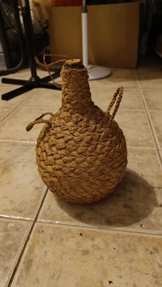 Garrafa de vidrio con funda de esparto