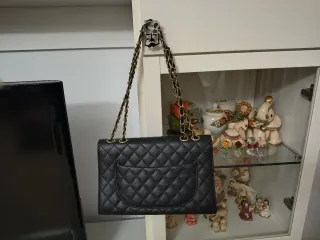 Borsa nera con dettagli dorati