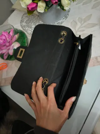 Borsa nera con dettagli dorati