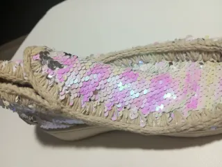 Zapatillas con lentejuelas plateadas y rosas
